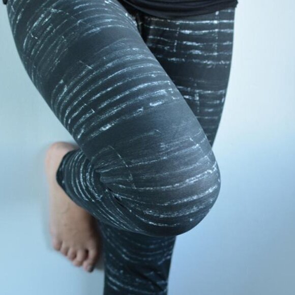 TCLC BLACK & Gray striped Full Length Leggings Size 2-10 NWT - Picture 1 of 5